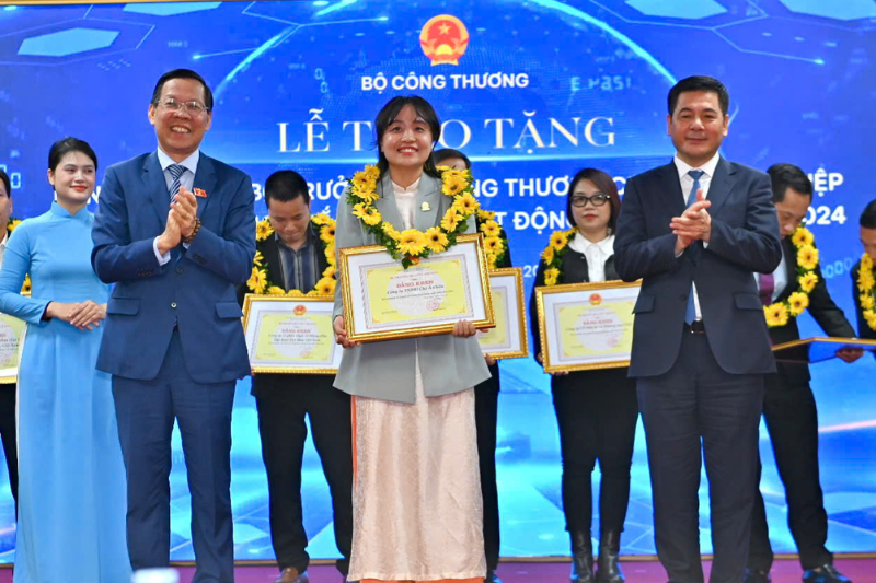 DỪA LƯƠNG QUỚI NHẬN BẰNG KHEN  DOANH NGHIỆP XUẤT KHẨU UY TÍN NĂM 2024